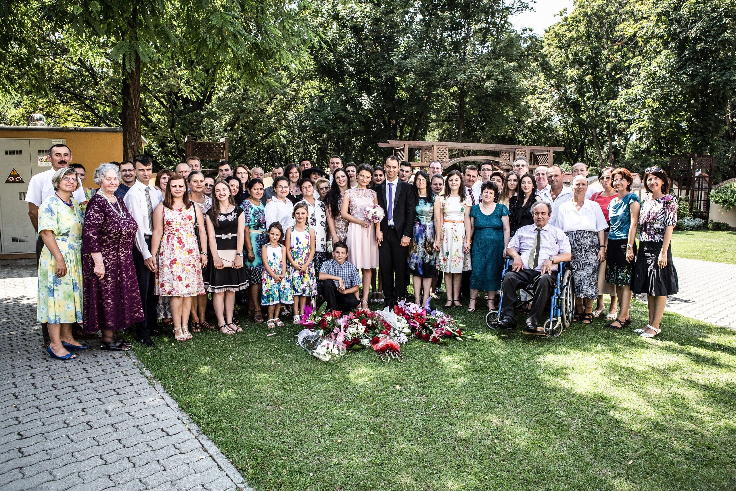 Fotografia de grup cu toți invitații, în parc