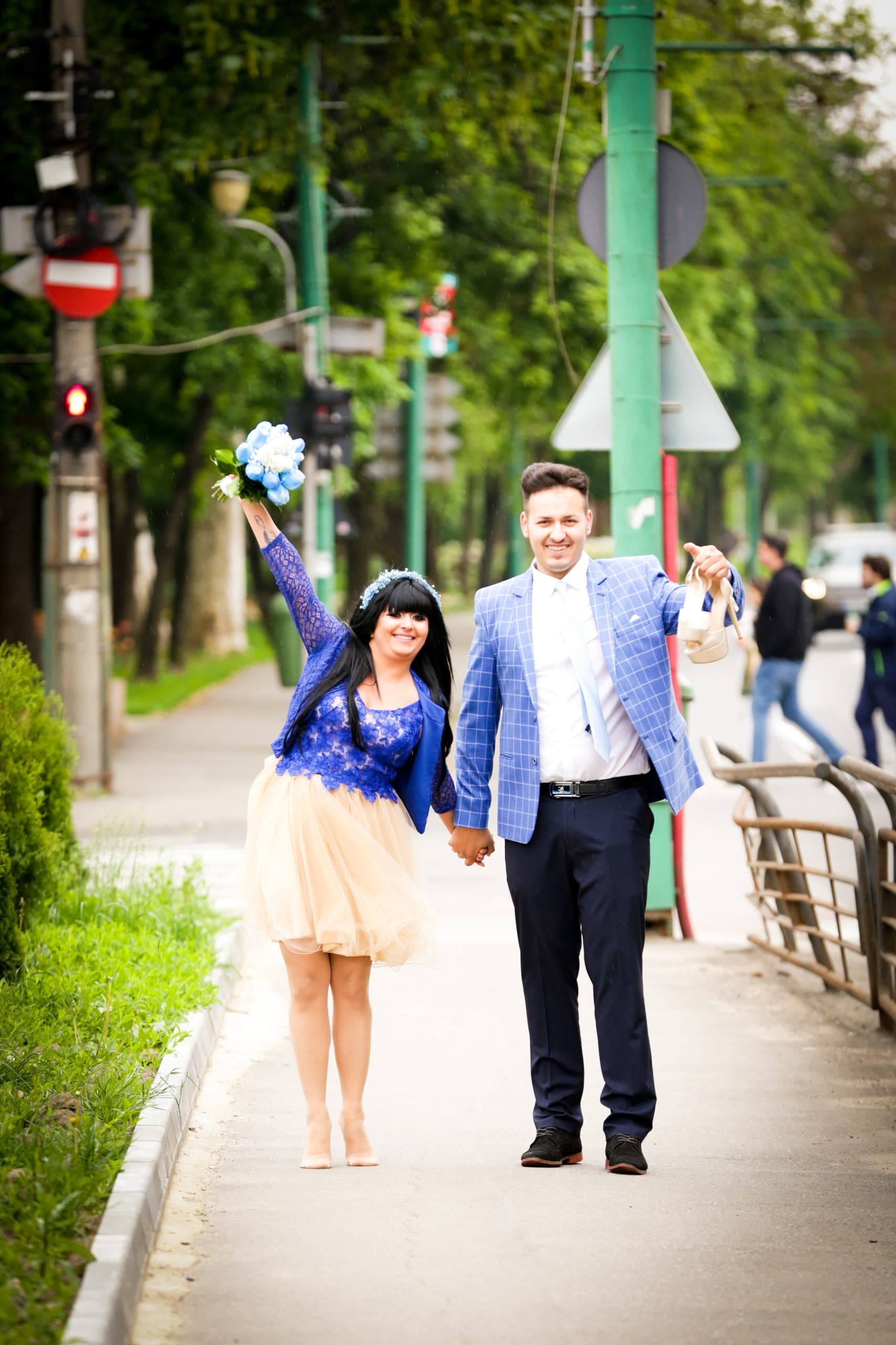 Miri mergând veseli prin parc, cu buchetul ridicat