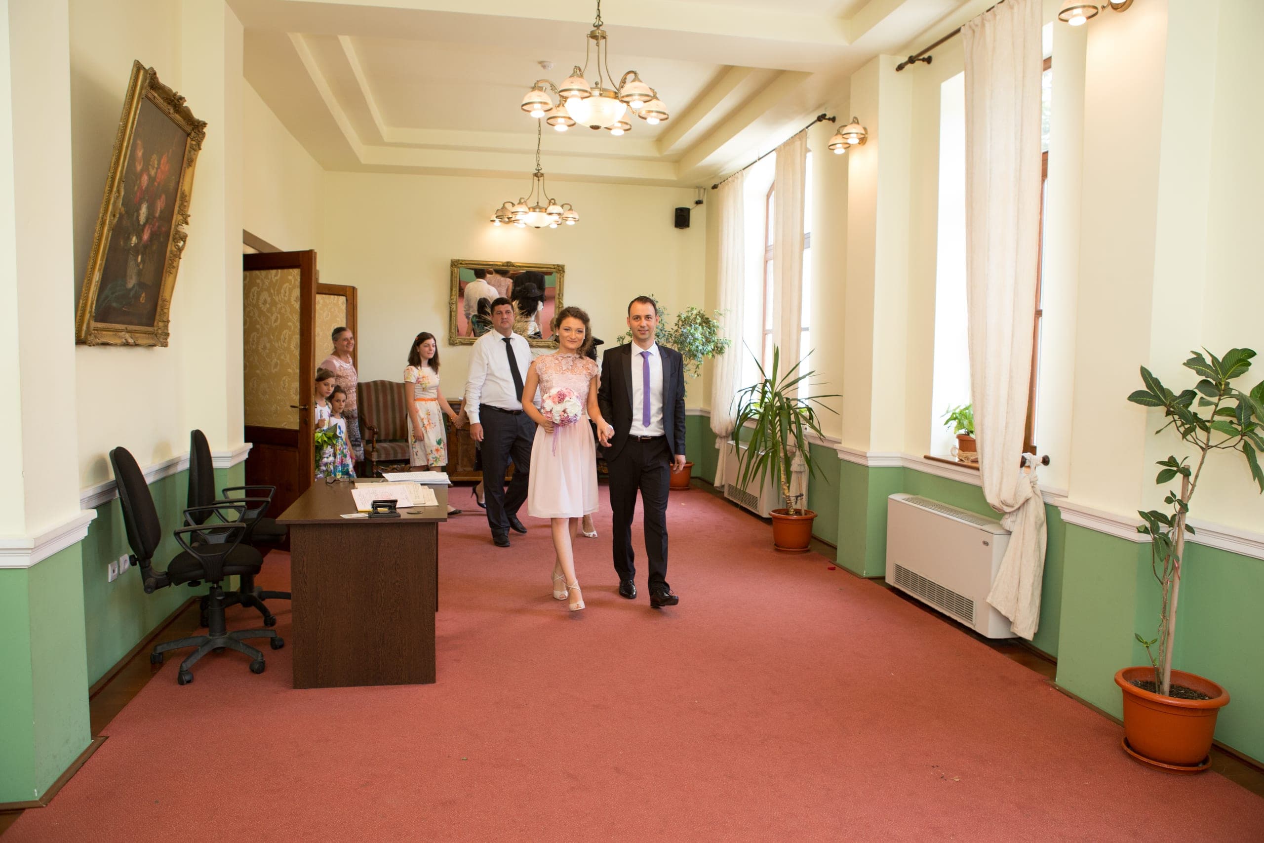 Mirii intrând în sala de cununii