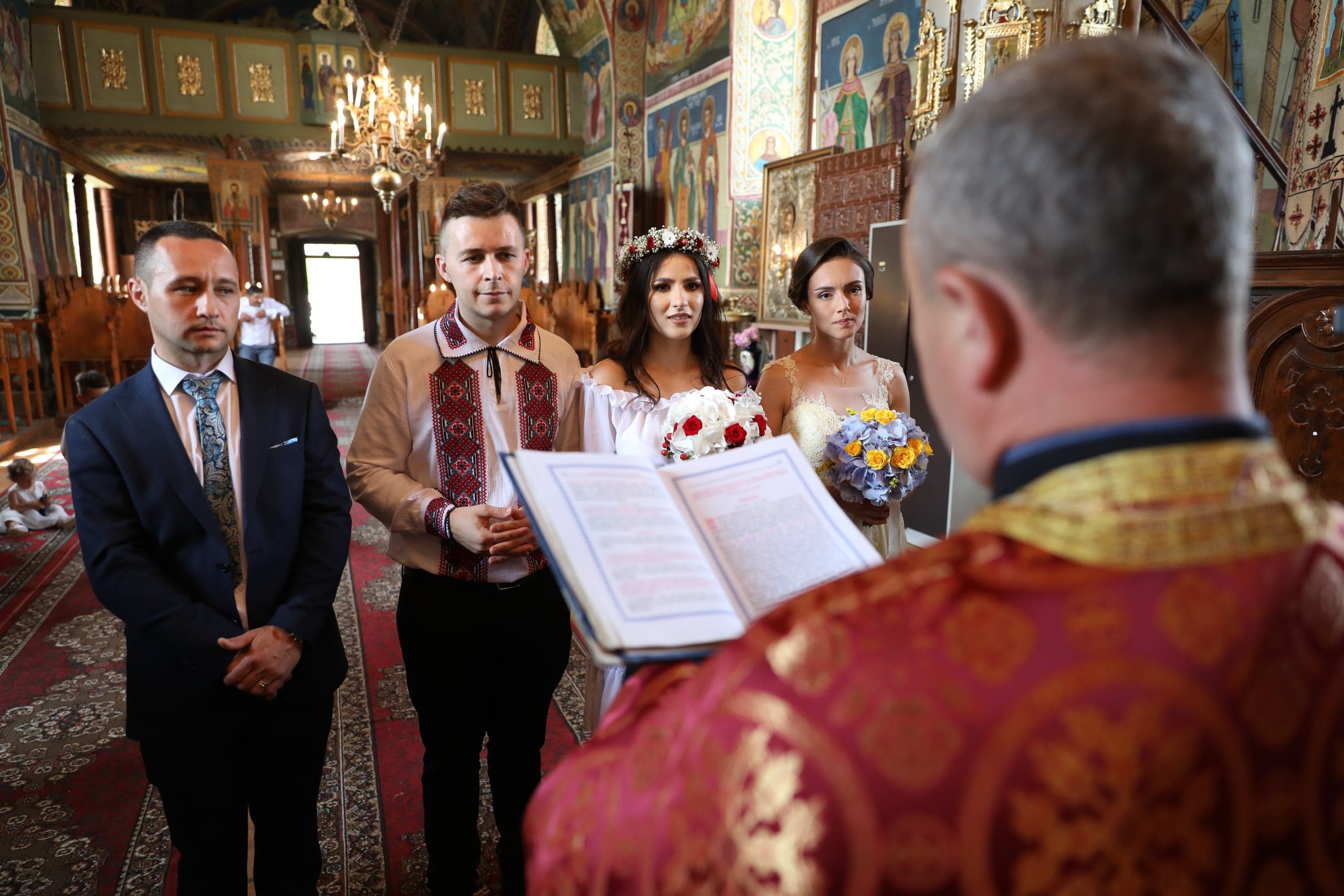 Cununia religioasă, cu preotul citind slujba