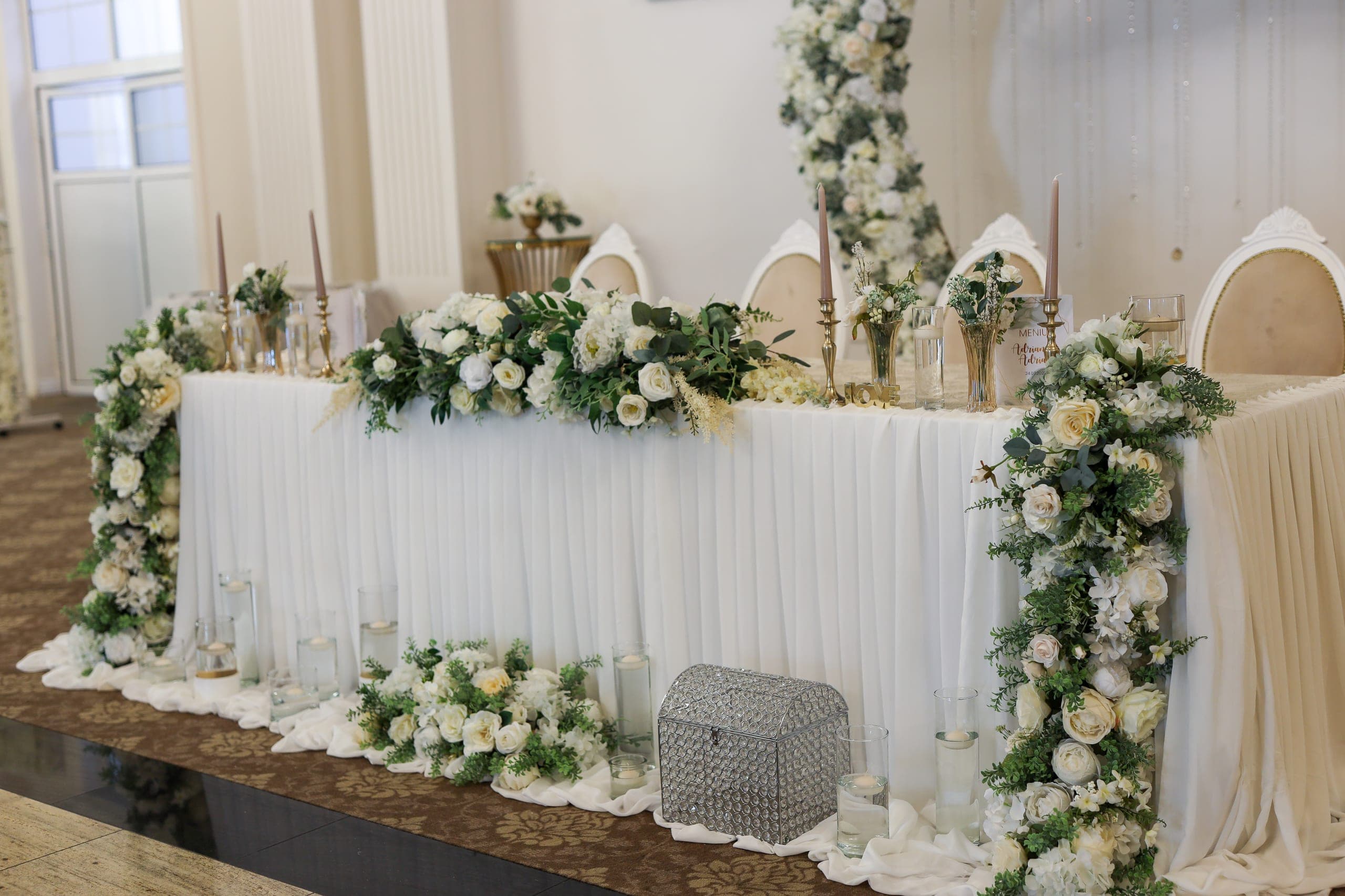 Masa mirilor, decorată cu flori albe