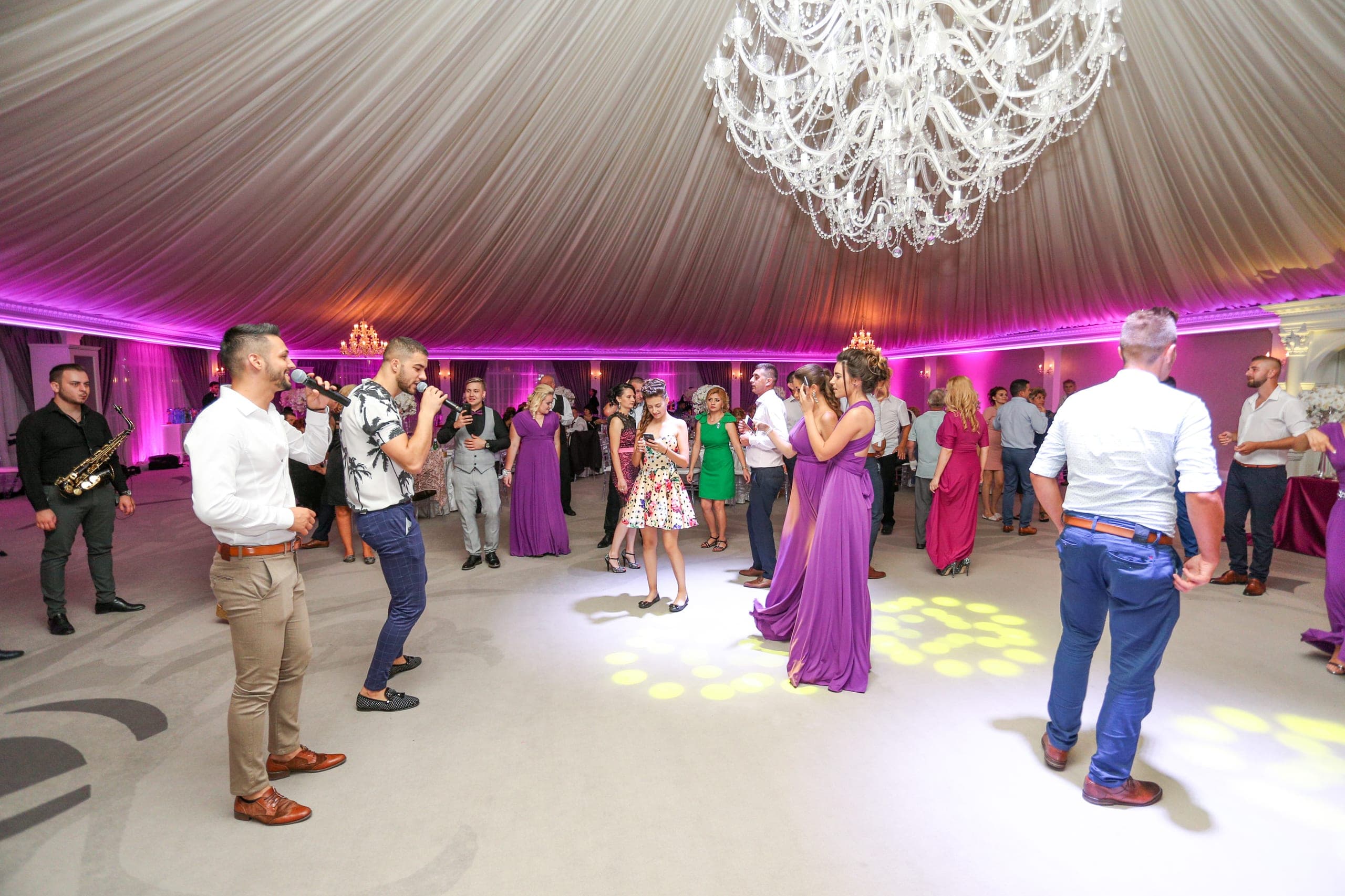 Invitații pe ringul de dans, sub candelabru
