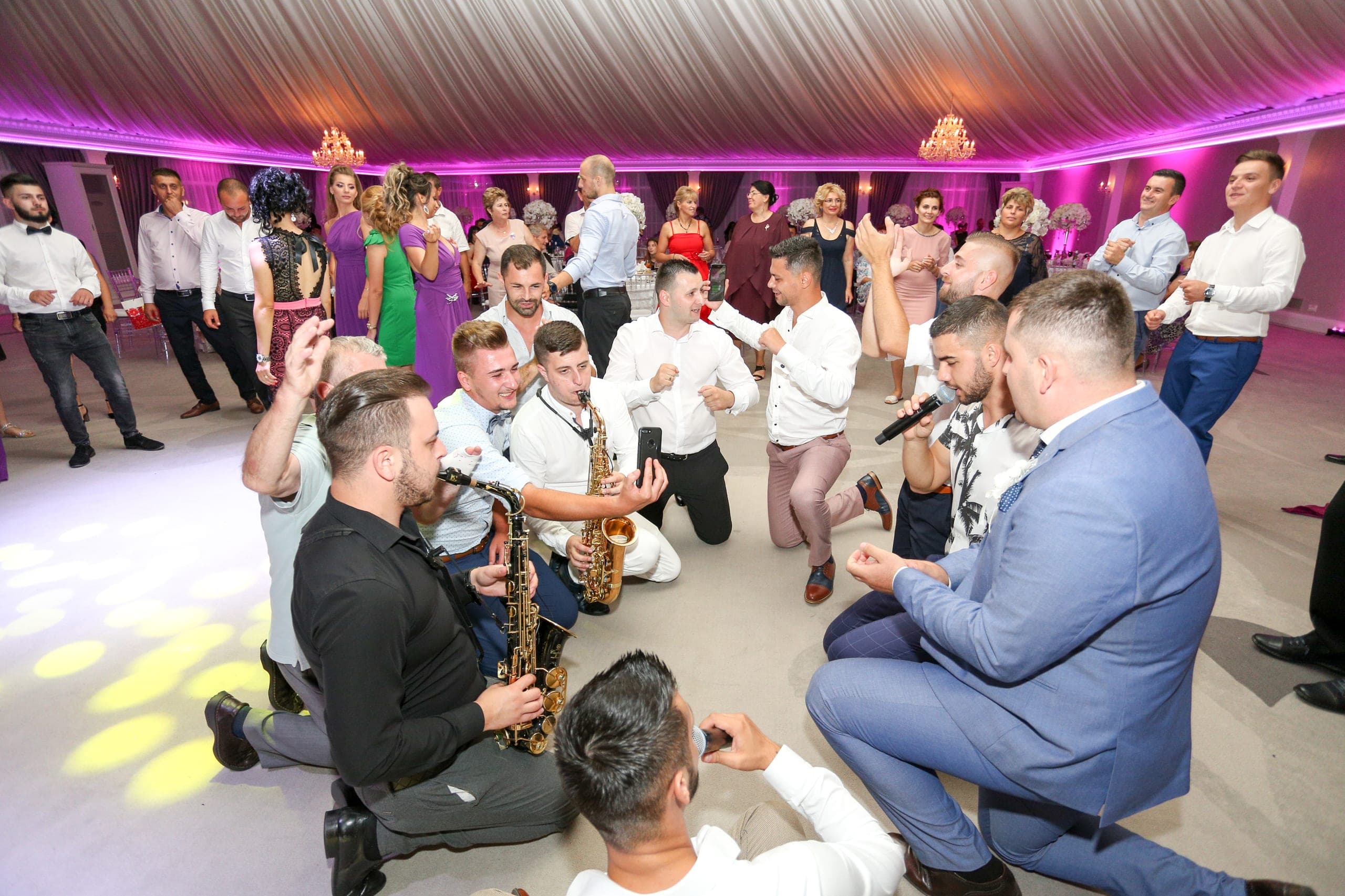 Formația cântând printre invitați, pe ring
