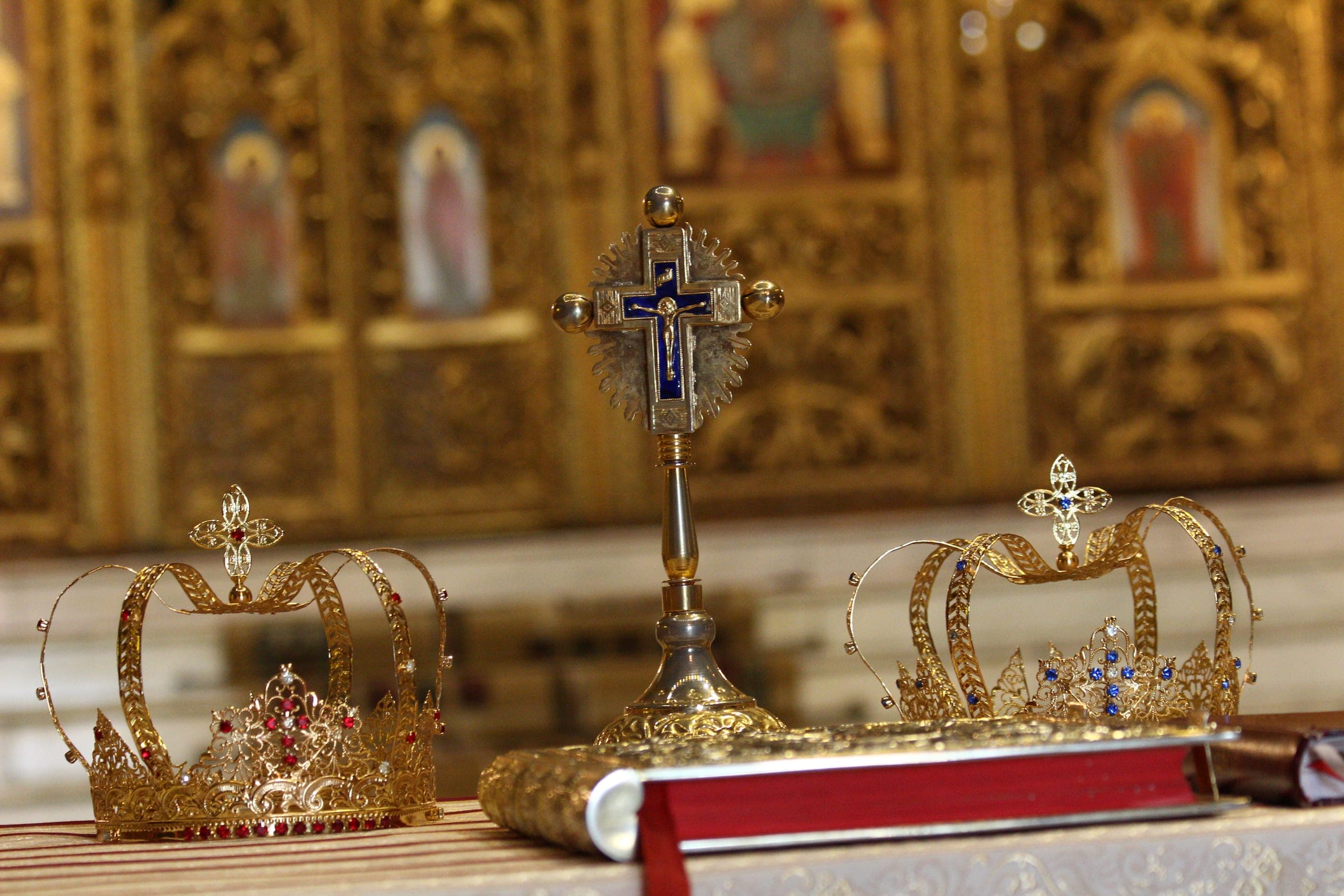Cununiile și crucea, pregătite pe masa din altar